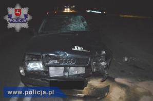 Motorowerzysta wpadł przez okno do samochodu!