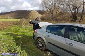 Nawigacja wywiodła ich w pole. Pomogli policjanci
