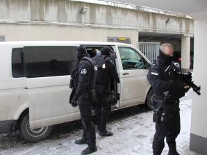 Poznań - policjanci zatrzymali sprawców napadu na bank