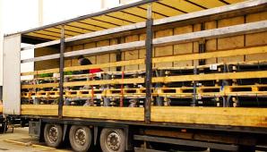 Poznań: Uchodźcy z Afganistanu ukryci w naczepie TIR-a, który przyjechał z Serbii