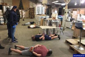 [VIDEO] Zlikwidowali fabrykę i zatrzymali nielegalną produkcję papierosów na masową skalę