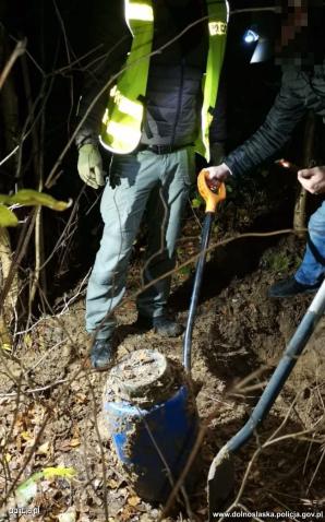 [VIDEO] Policjanci ujawnili narkotyki w beczkach zakopanych w ziemi