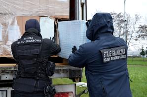 [VIDEO] Kontrabanda w ciężarówkach kierowanych przez 30-letniego obywatela Białorusi i 25-letniego polaka