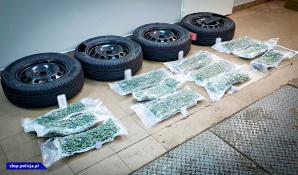 [VIDEO] Narkotyki ukryli w oponach pojazdów dostawczych z Hiszpanii – mogli przemycić 48 kg marihuany. 