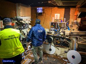 [VIDEO] Do zlikwidowanej przez CBŚP i KAS fabryki papierosów można było się dostać tylko ukrytą windą