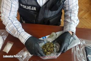 [VIDEO] Nietypowy finał interwencji związanej z ratowaniem życia. Policjanci zabezpieczyli ponad ćwierć kilograma narkotyków