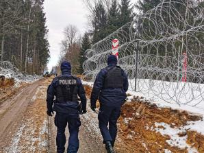 Policjanci zabezpieczają budowę zapory na polsko-białoruskiej granicy