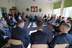 [VIDEO] Dzieci otwierają nową historię relacji polsko-ukraińskich – minister Przemysław Czarnek odwiedził polskich i ukraińskich uczniów Zespołu Szkół w Bojanowie