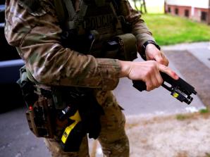 [VIDEO] Trzej zatrzymani za obrót amfetaminą, jeden z nich dodatkowo odpowie za nielegalne posiadanie broni