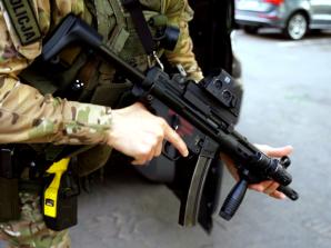 [VIDEO] Trzej zatrzymani za obrót amfetaminą, jeden z nich dodatkowo odpowie za nielegalne posiadanie broni