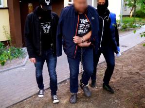 [VIDEO] Trzej zatrzymani za obrót amfetaminą, jeden z nich dodatkowo odpowie za nielegalne posiadanie broni