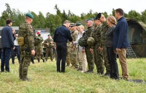 [VIDEO] Przesmyk suwalski jest bezpieczny dzięki służbie żołnierzy. Spotkanie z prezydentem Litwy i szefem litewskiego resortu obrony