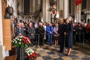 W środę przypadła 14. rocznica katastrofy smoleńskiej, w której zginęło 96 osób, w tym Prezydent RP Lech Kaczyński z Małżonką Marią. W Krakowie i Warszawie Prezydent Andrzej Duda oddał hołd ofiarom tragedii z 10 kwietnia 2010 roku