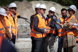 O stabilnym finansowaniu inwestycji minister infrastruktury Dariusz Klimczak wziął udział w wizycie na budowie tunelu średnicowego w Łodzi