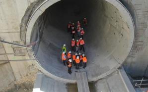 O stabilnym finansowaniu inwestycji minister infrastruktury Dariusz Klimczak wziął udział w wizycie na budowie tunelu średnicowego w Łodzi