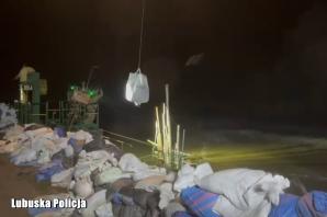 [VIDEO] Nocna walka Policji i innych służb w naprawie uszkodzonej śluzy. W akcji brały udział śmigłowce