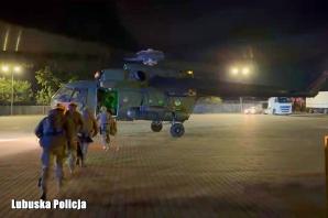 [VIDEO] Nocna walka Policji i innych służb w naprawie uszkodzonej śluzy. W akcji brały udział śmigłowce