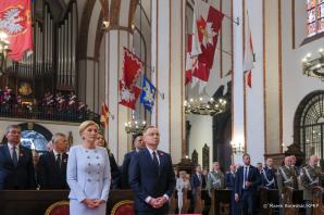 [VIDEO] Obchody Święta Narodowego Trzeciego Maja z udziałem pary prezydenckiej
