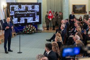 [VIDEO] Wręczenie not identyfikacyjnych rodzinom ofiar totalitaryzmów