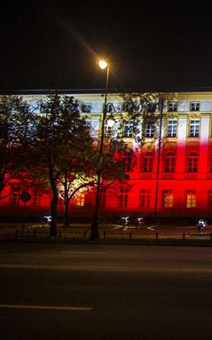 Kancelaria Premiera w barwach narodowych