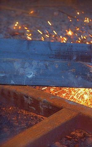 Przez braki w systemie edukacji w Polsce jest deficyt spawaczy, mechaników, hydraulików i szwaczek