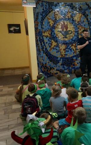 Siemianowiccy policjanci z wizytą u Zaczytanych Smoków
