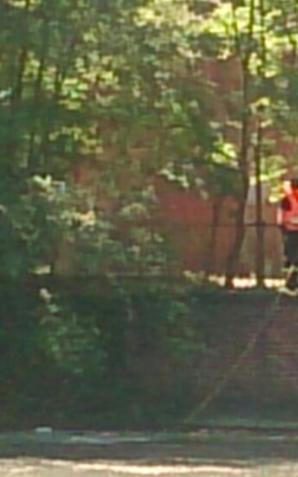 Agenci Krzysztofa Rutkowskiego przeszukują Park nad Jasieniem w Łodzi, by odnaleźć zaginioną 25-letnią Aleksandrę Maliszewską