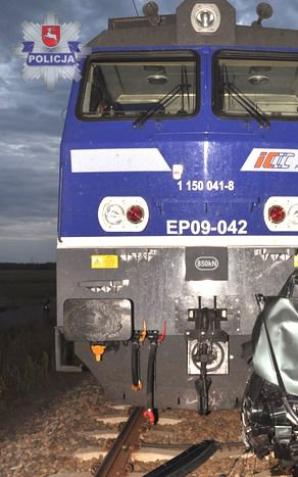 25-latek cudem uniknął śmierci. Zderzył się z pociągiem. Uratował go bagażnik