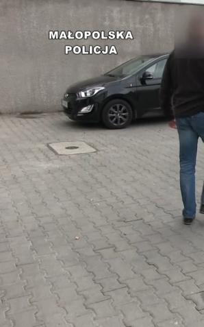 [VIDEO] Małopolscy policjanci zatrzymali 2 mężczyzn podejrzanych o pedofilię