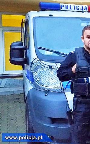 Policjanci z Zakopanego uratowali życie mężczyźnie odnalezionemu na łące