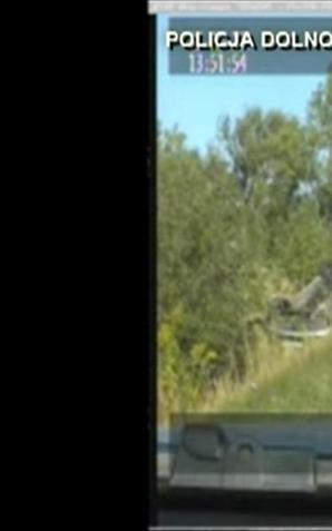 [VIDEO] Zamiast skupić swoją uwagę na jeździe zapatrzył się na zdarzenie drogowe