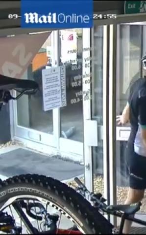 [VIDEO] Zuchwała kradzież w sklepie rowerowym w Cambridge