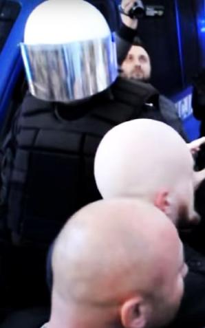 [VIDEO] Marsz przeciw imigrantom: Policjanci bili pałką po głowie, bez odznak. Policja: wszystko zgodnie z prawem