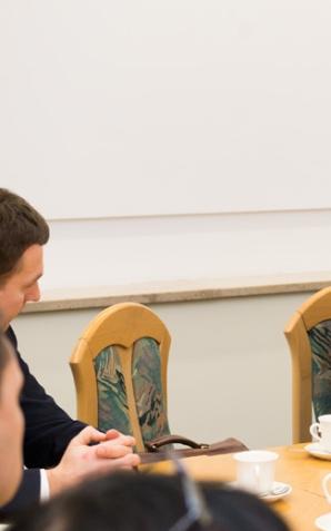 Wicepremier Piotr Gliński spotkał się z protestującymi pracownikami socjalnymi z Łodzi