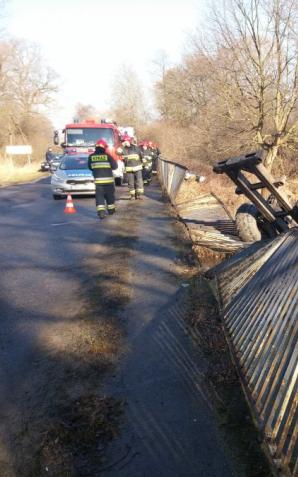 Śląsk: Ciągnik spadł z mostu. Bohaterski ratunek pieszego!