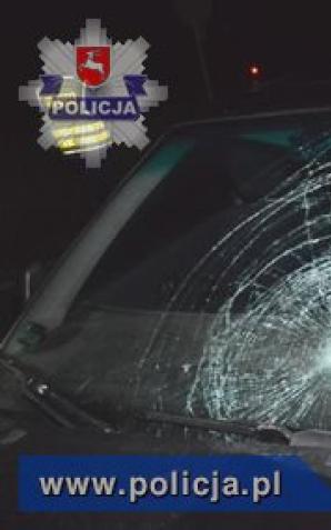 Motorowerzysta wpadł przez okno do samochodu! 