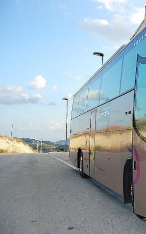 Polacy wciąż chętnie podróżują autokarami. Przekonuje ich rozbudowana siatka połączeń i niskie ceny