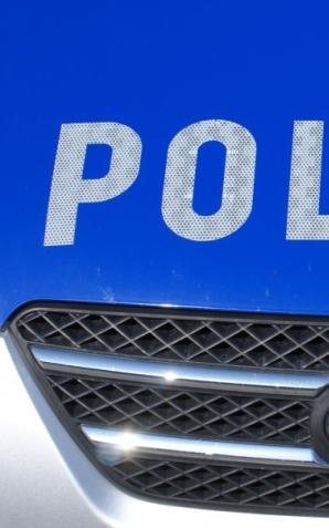 Policjanci wydostali dziecko zatrzaśnięte w samochodzie