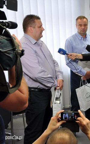 Komendant uhonorował dwóch białostockich taksówkarzy. Zatrzymali kierowcę, który zabił dwie młode osoby