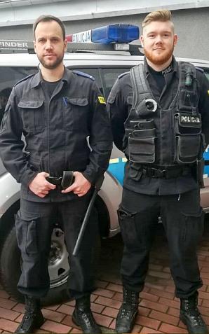 Policyjni Bohaterowie! Uratowali z płomieni 4 osoby!