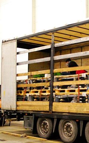 Poznań: Uchodźcy z Afganistanu ukryci w naczepie TIR-a, który przyjechał z Serbii