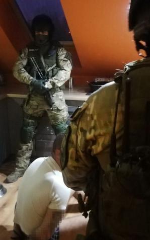 [VIDEO] Skoordynowanie działanie służb w walce z przestępczością narkotykową pseudokibiców. 10 osób zatrzymanych