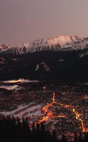 Ostatni dzień w roku coraz chętniej spędzamy z dala od domu, ale w Polsce! Największą popularnością cieszą się kurorty i zorganizowane imprezy w dużych miastach