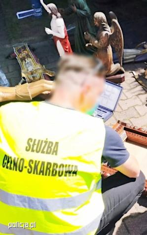 [VIDEO] Policjanci wspólnie z funkcjonariuszami kas odzyskali przedmioty o znacznej wartości historycznej