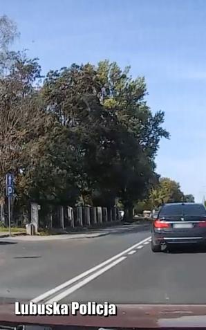 [VIDEO] Szalony pomysł kierowcy- jechał po chodniku, by wyprzedzić auto