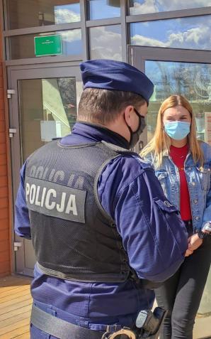 Kontrole lokali gastronomicznych – policjanci ujawniają przypadki łamania obostrzeń