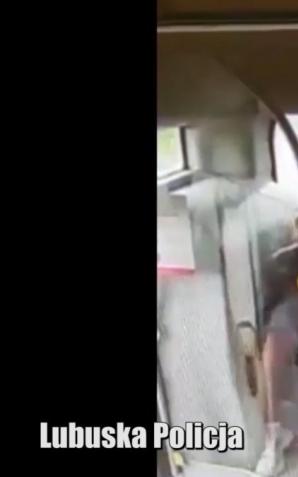[VIDEO] Zaatakował kobietę w autobusie. Został zatrzymany przez policjantów