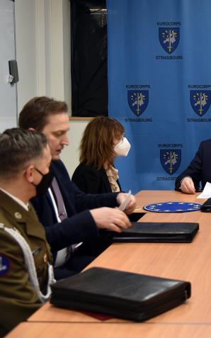 Polska szóstym państwem ramowym Eurokorpusu. szef MON w Strasburgu uczestniczył w ceremonii przystąpienia Polski do struktur Eurokorpusu