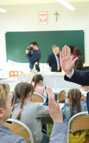 [VIDEO] Dzieci otwierają nową historię relacji polsko-ukraińskich – minister Przemysław Czarnek odwiedził polskich i ukraińskich uczniów Zespołu Szkół w Bojanowie