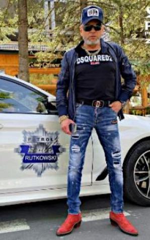 [VIDEO] Przedsiębiorca budowlany pieniądze zainkasował, budowy nie dokończył i zniknął - briefing Biura Rutkowski w Szczecinie 22 listopada 2022r. o godzinie 12:30 przed Komisariatem Policji Szczecin-Nad Odrą w Szczecinie, przy ul. Bardzińskiej 1a